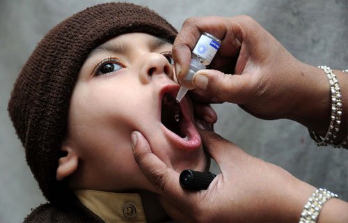 Diseña y patenta dispositivo para estimular el habla en niños con polio.